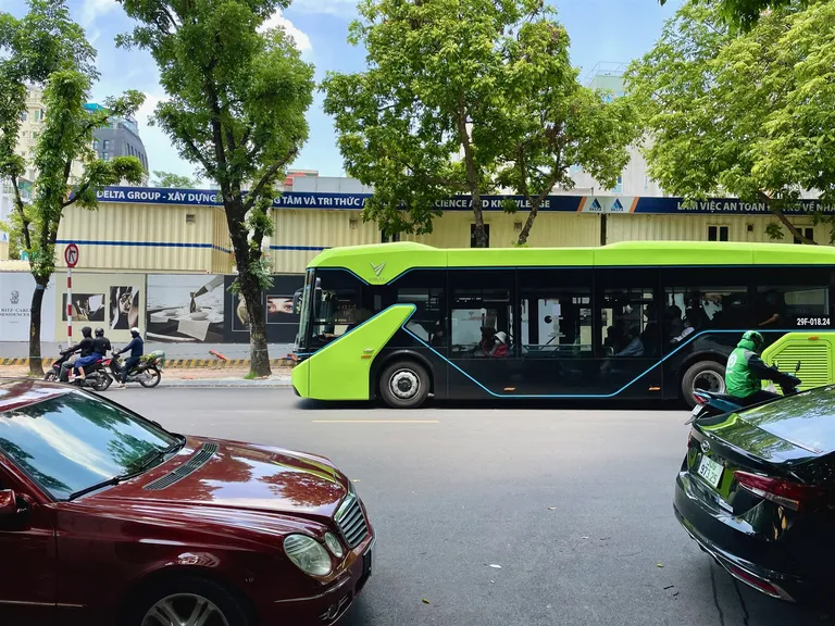 Xe buýt điện chạy trên đường phố Hà Nội.