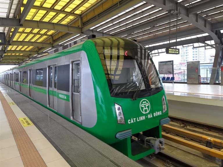 Đoàn tàu metro tuyến 2A (Cát Linh – Hà Đông) vào ga Vành đai 3.